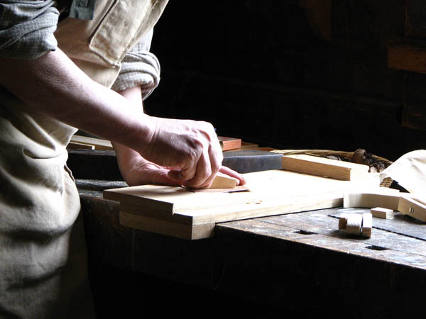 Ofrecemos un servicio de <strong>carpintería  de madera y ebanistería en Aldea del Obispo (La)</strong> adaptado a las necesidades del <strong>cliente</strong>.